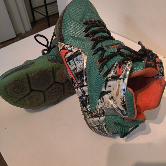 NIKE, Lebron 'Acron Ohio', Red, Green and Black 7077558-363 Sz 9.5 - Picture 1 of 7